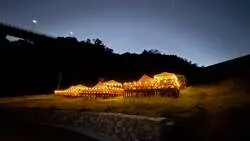 夜のグランピングテント