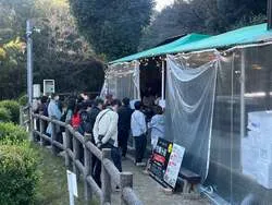 「炭火焼き牡蠣にキャンプファイヤーも！大阪・交野の星の里いわふねに冬限定の牡蠣小屋」の写真