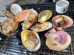 「炭火焼き牡蠣にキャンプファイヤーも！大阪・交野の星の里いわふねに冬限定の牡蠣小屋」の写真