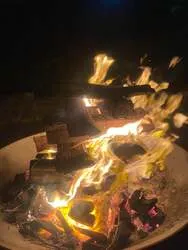 「炭火焼き牡蠣にキャンプファイヤーも！大阪・交野の星の里いわふねに冬限定の牡蠣小屋」の写真
