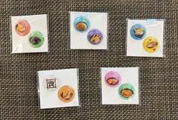 「ぷっくり立体シールを先着プレゼント！資さんうどんでしあわせセットなどを注文すると」の写真