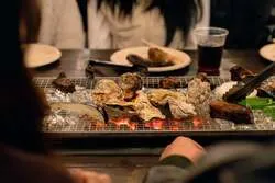 「焼いて蒸して味わう♪冬限定「牡蠣小屋」愛知・一宮で開催　60分食べ放題のプランも！」の写真