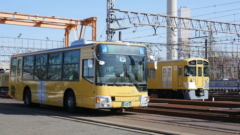 新2000系の黄色い電車と並ぶ「きいろいバス」