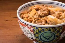 「吉野家×ハローキティ10年目記念！ミミィとの限定どんぶりが登場　牛丼の具とセット」の写真
