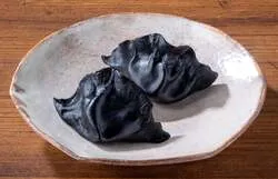 「おだしを泳ぐゴジラの背びれ餃子!? しゃぶ葉にコラボ食べ放題登場　しっぽパフェも♪」の写真