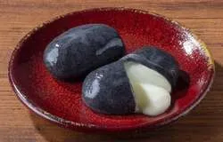「おだしを泳ぐゴジラの背びれ餃子!? しゃぶ葉にコラボ食べ放題登場　しっぽパフェも♪」の写真
