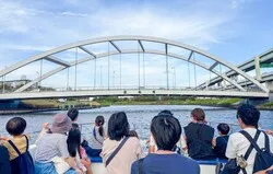 「豆汽車で秋の隅田川を探検！クルーズやミニ水族館も楽しめる水辺のイベントが荒川区で」の写真
