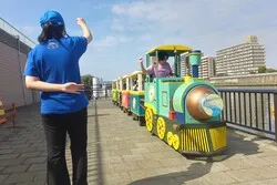「豆汽車で秋の隅田川を探検！クルーズやミニ水族館も楽しめる水辺のイベントが荒川区で」の写真