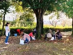 「どんぐり拾いで賞品ゲット！拾った実は奈良の鹿愛護会へ寄付、平城宮跡で参加無料」の写真