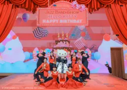 「ハローキティが歌って踊るお誕生日ランチショー♪キティ顔チーズケーキもin淡路島」の写真
