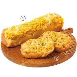 ベーカリーカンスケのたっぷり美瑛コーンのフロマージュブレッド（1個）1,140円、美瑛焼きとうもろこしのタルティーヌ（1個）551円