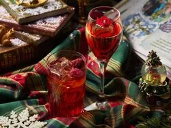 （左）Noel Strawberry（右）Christmas Rose