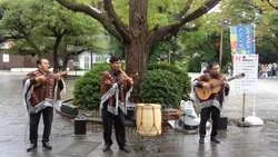 「ジャグリングやマジックを公園で自由に観覧！約140組が出演する大道芸が上野に集結」の写真