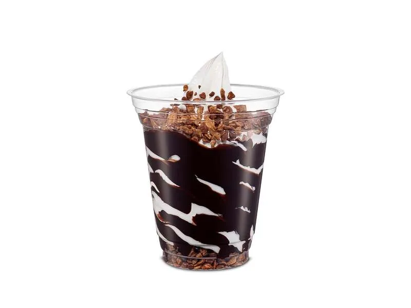 ソフトクリームとフレークを混ぜて味わうサンデー
