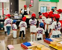 食育として、マリノの先生による紙芝居で、モッツァレラチーズがどのようにつくられるかを学びます。
