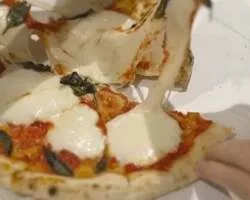 完成したピッツァは、各イオンモールの「マリノ」で職人が焼き上げます。