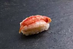 本ずわいがに握りのアップ写真（319円）