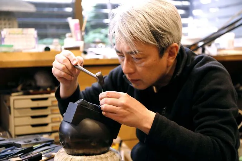 《日本号 写し》の刀身彫刻を手がけた刀身彫師・柳村先生