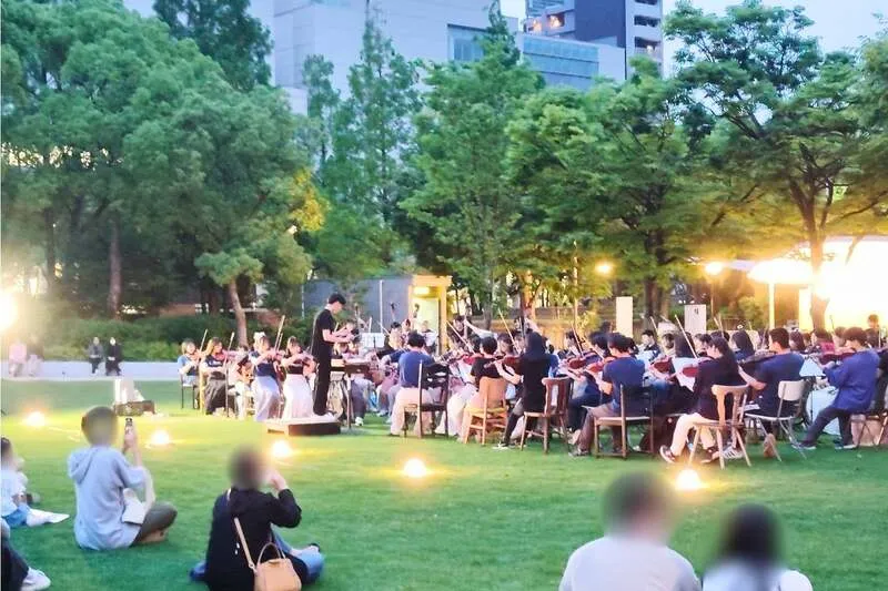 2025年5月に神戸・東遊園地で開催された「NIGHT PICNIC [媒体]としての公園」での演奏の様子