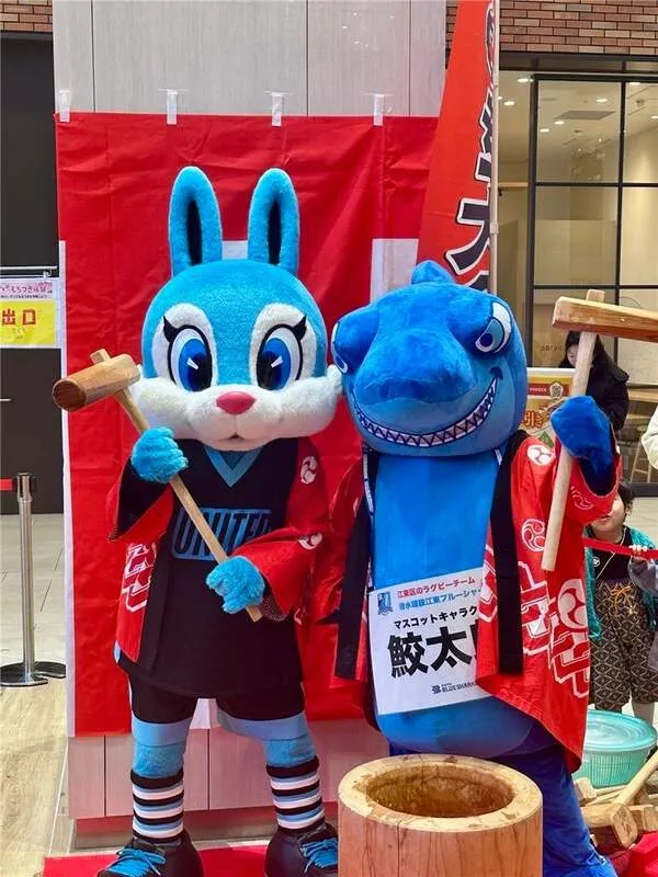 （左）東京ユナイテッドバスケットボールクラブマスコットキャラクター「ユナイト」（右）清水建設江東ブルーシャークスマスコットキャラクター「鮫太朗」
