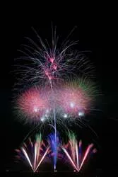 「約5,500発の花火と音楽が秋の夜空で共演！太田・熊谷・大泉合同の刀水橋花火大会」の写真