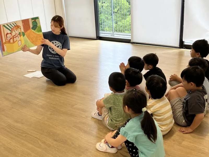 大型絵本での読み聞かせの様子
