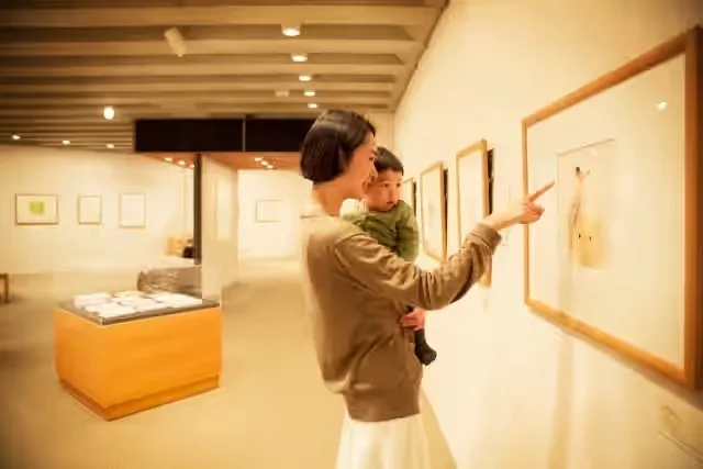 作品の展示の高さは約135cm。親子で作品を楽しめるよう工夫されています（撮影：大槻志穂）