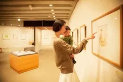 作品の展示の高さは約135cm。親子で作品を楽しめるよう工夫されています（撮影：大槻志穂）