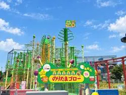 「先着10,000名にふりかけ！アトラクション丸ごと『のりたま』色 よみうりランド」の写真