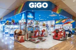 「ゲームのチケットでお菓子やおもちゃを交換！クレーンゲーム95台の相模大野GiGO」の写真