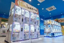 「ゲームのチケットでお菓子やおもちゃを交換！クレーンゲーム95台の相模大野GiGO」の写真