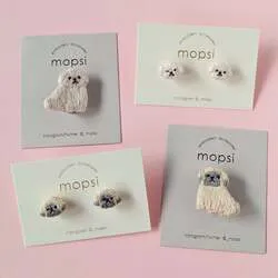 mopsiのシーズー刺繍ピアス／イヤリング（3,960円）、シーズー刺繍ブローチ（3,960円）