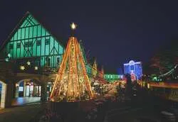 可愛い古城のクリスマスを背景に・・・クリスマスタワーは大人気のフォトスポット！