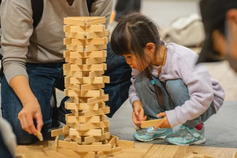 集中してカプラ（R）を積み上げるようす