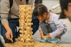 集中してカプラ（R）を積み上げるようす