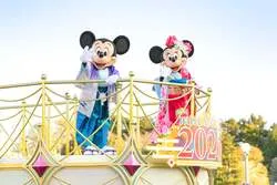 「和服姿のミッキーが船やフロートでご挨拶！花火も彩る東京ディズニーリゾートのお正月」の写真