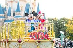 「和服姿のミッキーが船やフロートでご挨拶！花火も彩る東京ディズニーリゾートのお正月」の写真