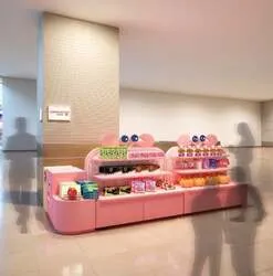 「かにぱんそっくりのバッグや餃子みたいなパイ！三立製菓初の常設店が浜松駅にオープン」の写真