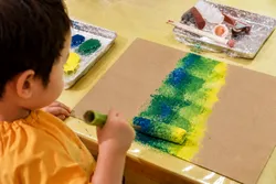 「絵の具で約4mのはらぺこあおむし作り！0歳から予約不要で参加　PLAY! PARK ERIC CARLE」の写真