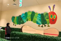「絵の具で約4mのはらぺこあおむし作り！0歳から予約不要で参加　PLAY! PARK ERIC CARLE」の写真