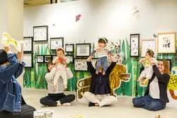 「絵の具で約4mのはらぺこあおむし作り！0歳から予約不要で参加　PLAY! PARK ERIC CARLE」の写真
