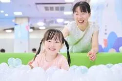 「平日子供900円で1日遊び放題！屋内遊び場「のびっこジャンボ」が寝屋川にオープン」の写真