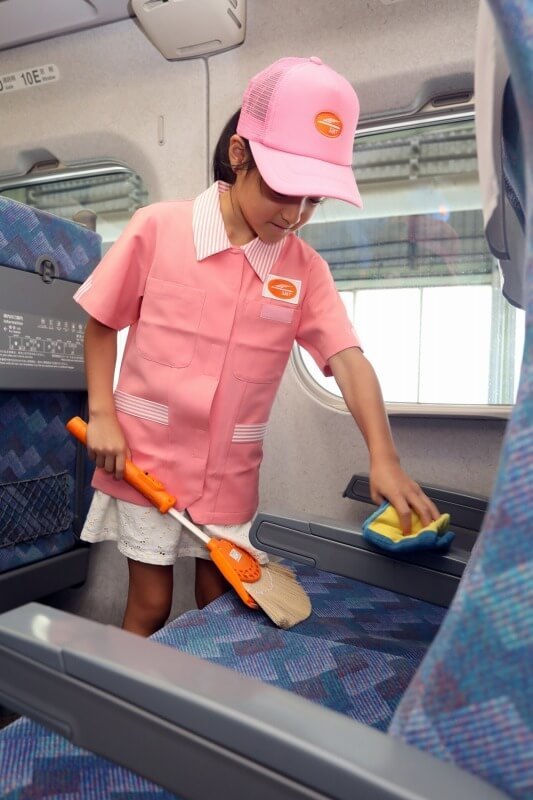 早ワザ！ピカピカ！新幹線車内清掃体験の様子
