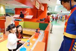 「日本初の遊べる玩具店「ハムリーズ横浜」商品＆遊び場＆魅力網羅」の写真