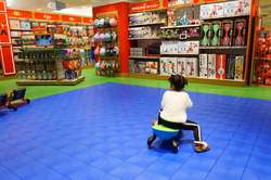 「日本初の遊べる玩具店「ハムリーズ横浜」商品＆遊び場＆魅力網羅」の写真