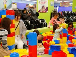子供の様子を見ながらマッサージチェアでリフレッシュ！（イメージ）