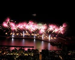 「関東近郊の海上花火が楽しめるスポット6選　海水浴場＆時期も！」の写真