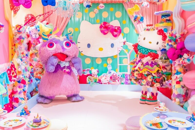 （C）‘76,’19 SANRIO　著作(株)サンリオ （C）KAWAII MONSTER CAFE 著作(株)バグース