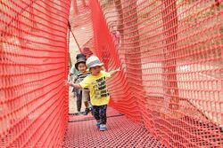 「東京都内近郊のおすすめ「空中アスレチック」13選　屋内＆子供向けも」の写真