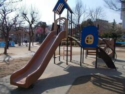 「荒川区の公園まとめ【写真付】　遊具・設備・トイレも一挙紹介」の写真